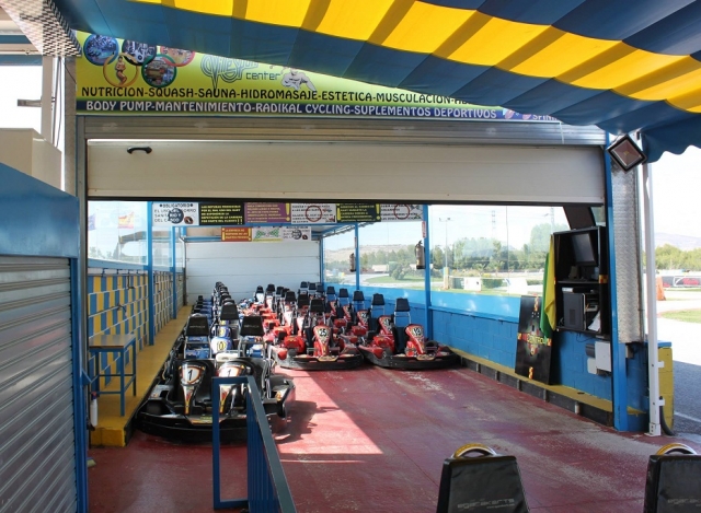  Karts in einer Reihe warten auf die Fahrer 